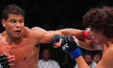 Российского бойца сенсационно избили в соглавном событии UFC 318. Видео