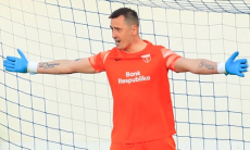 Вратарь сборной Казахстана пропустил курьезный гол в матче еврокубка. Видео