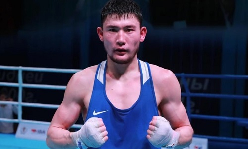 Работавший курьером казахстанец устроил разгром с двумя нокдаунами на Кубке мира по боксу