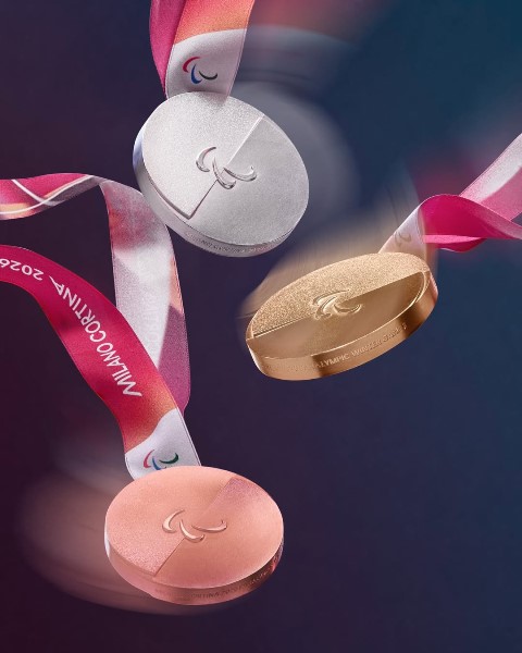 Казахстанским спортсменам показали медали Олимпиады-2026. Фото