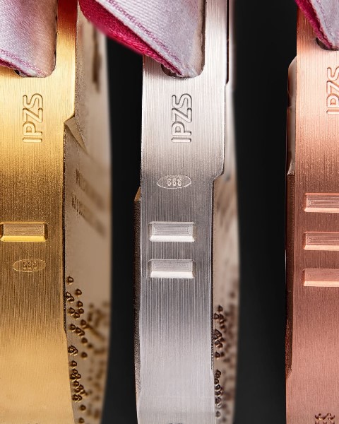 Казахстанским спортсменам показали медали Олимпиады-2026. Фото