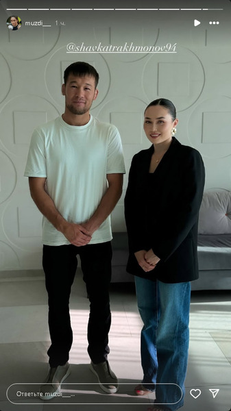 Шавката Рахмонова застали с красавицей-боксершей из Казахстана. Фото