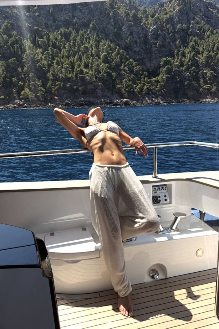 Роузи Хантингтон-Уайтли показала идеальную фигуру во время путешествия на яхте. Фото