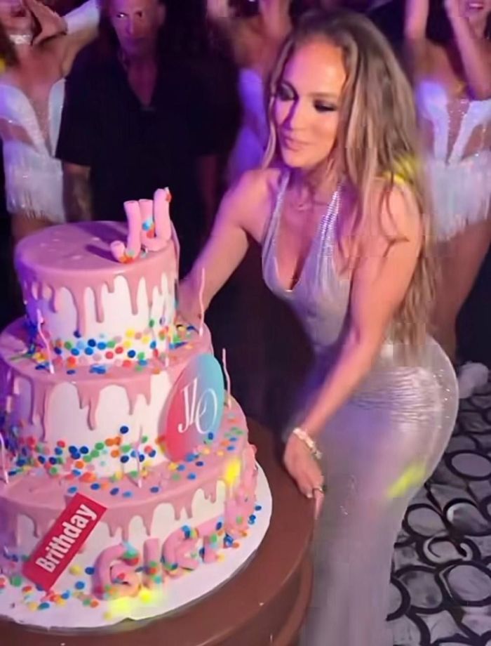 Дженнифер Лопес отпраздновала 56-летие в роскошном образе. Фото