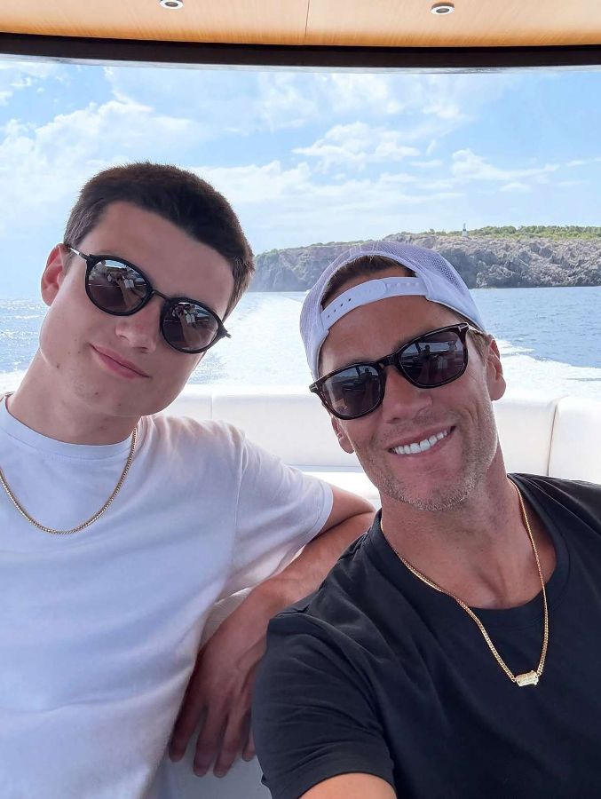 Том Брэди поделился редким фото с 17-летним сыном на каникулах