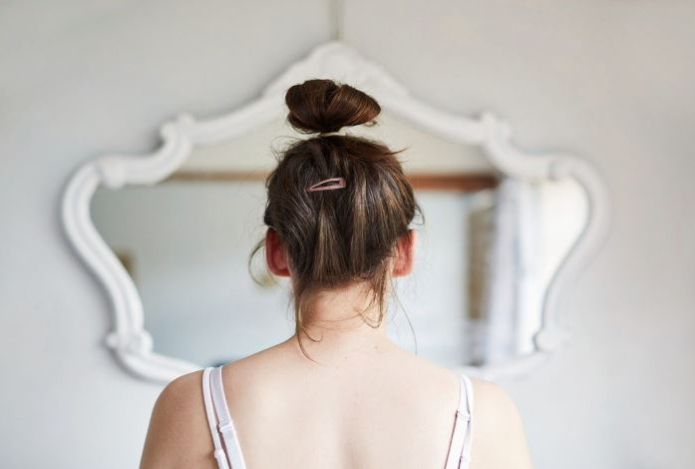 Почему плакать перед зеркалом — плохая идея, что об этом говорят приметы