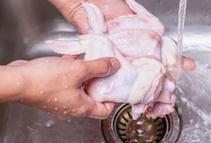 Почему нельзя мыть курицу перед приготовлением. Исследование удивило результатом