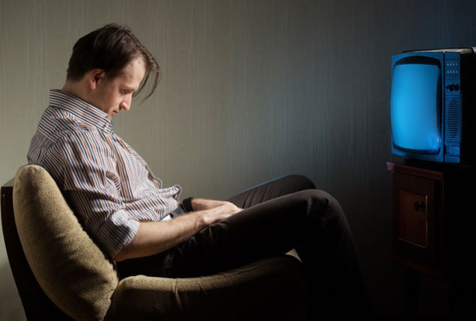 Врач рассказал, почему опасно засыпать под шум телевизора