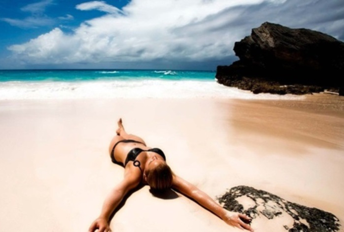 Почему опасно загорать с мокрыми волосами