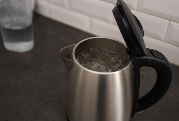 Почему не рекомендуется кипятить водопроводную воду — мнение специалистов