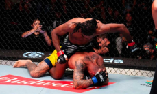 Экс-соперник Шавката Рахмонова вернулся и оформил неожиданный нокаут. Видео