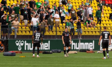 Фанаты во время матча забросали поле чемоданами, требуя отставки титулованного казахстанского тренера. Видео