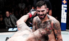 Мощным финишем после избиения завершился главный бой турнира UFC. Видео