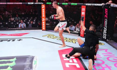 Видео финиша казахстанца в историческом бою в UFC