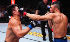 Нокаутом закончился главный бой турнира UFC в Шанхае с тремя казахами в карде. Видео