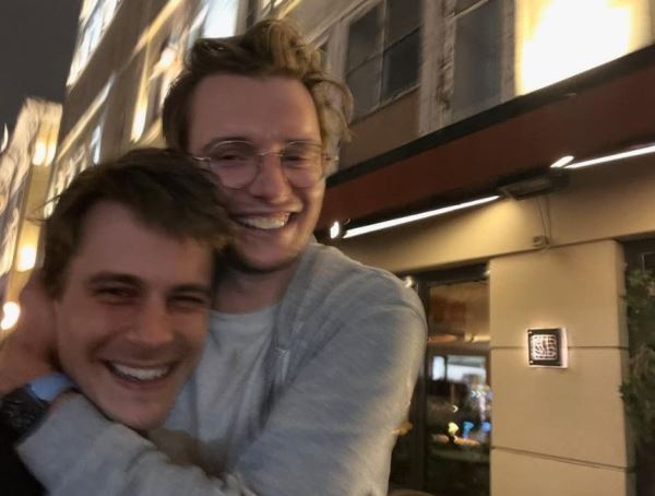 Известный российский актер выложил фото с первой ракеткой Казахстана