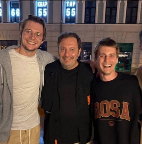 Известный российский актер выложил фото с первой ракеткой Казахстана