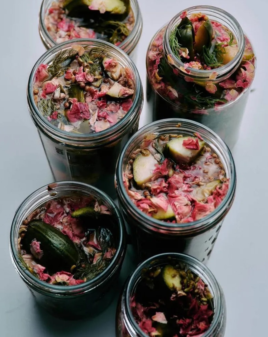 Памела Андерсон запустила лимитированную серию соленых огурцов с цветами