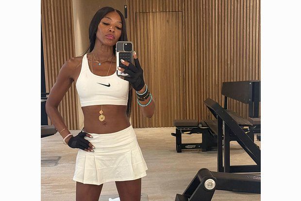 Наоми Кэмпбелл показала необычный спортивный лук с юбкой. Фото
