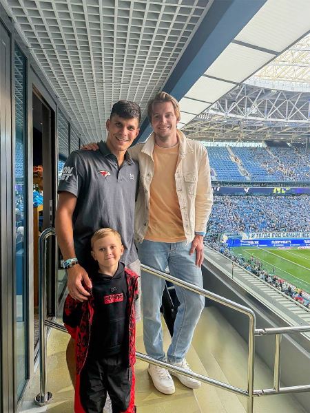 Хоккеист «Авангарда» сделал фото с первой ракеткой Казахстана