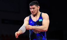 Разгромом обернулась схватка казахстанца после громкой сенсации на ЧМ-2025 по борьбе