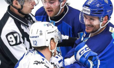 Потасовка произошла в матче «Барыса» в КХЛ. Видео