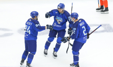 «Агрессивен и настойчив». Казахстанский хоккеист «Барыса» восхитил в матче с сенсацией в КХЛ