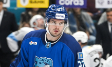 Неприличный жест форварда «Барыса» в матче КХЛ попал на видео