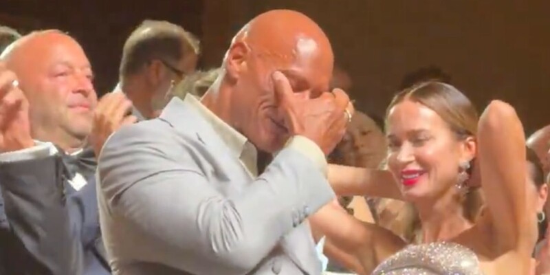 Дуэйн Джонсон расплакался на премьере «Крушащей машины» в Венеции