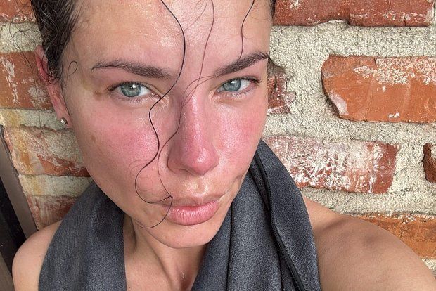 Адриана Лима показала, как выглядит без макияжа и фильтров после тренировки. Фото