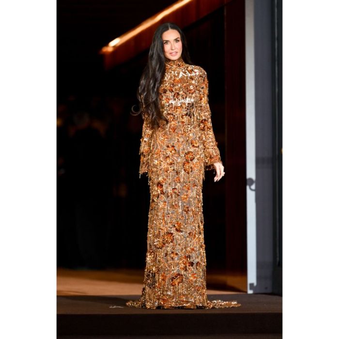 Деми Мур вышла в свет в роскошном макси-платье. Фото