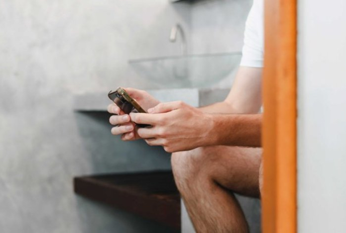 Любителей ходить в туалет с телефоном предупредили о последствиях