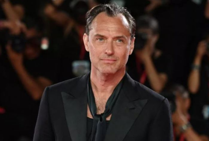 Джуд Лоу сыграл владельца ресторана в сериале «Черный кролик». Видео