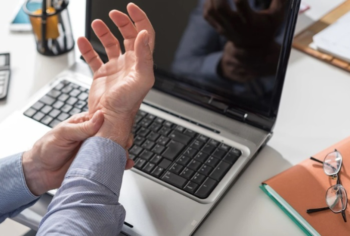 Болезнь офисных работников — почему страдают кисти рук