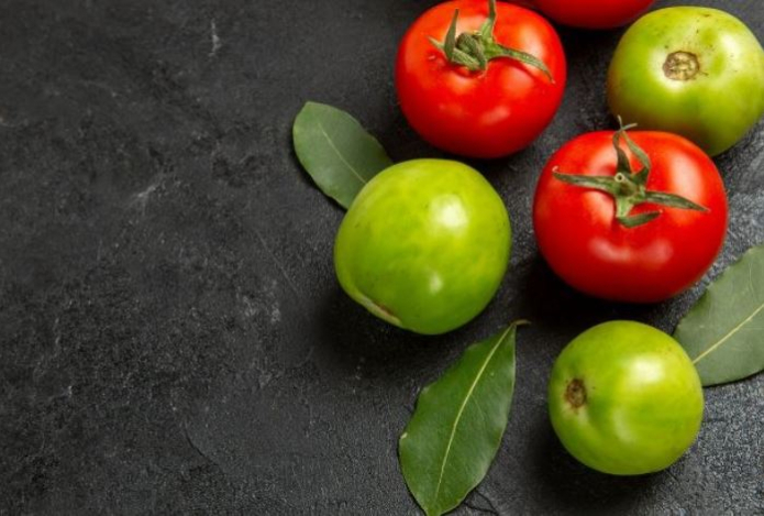 Гениальный трюк, как заставить зеленые помидоры покраснеть за считанные дни