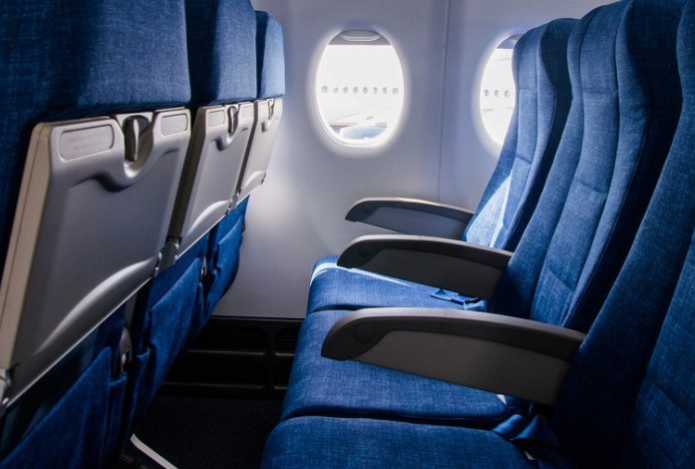 Подлокотники в самолёте — эксперт объяснил правила для пассажира в центре