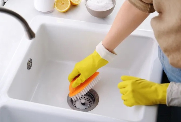 Как отмыть раковину на кухне от желтых пятен народными методами