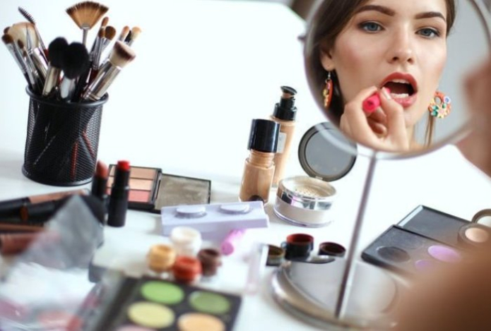 Опасная красота — чем макияж грозит здоровью