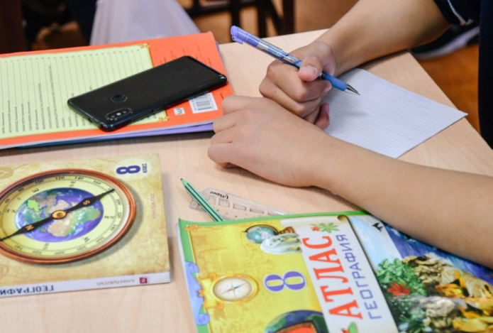 Почему школьникам могут запретить пользоваться смартфонами