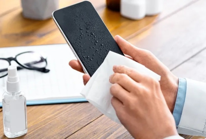 Как очистить смартфон после общественных мест