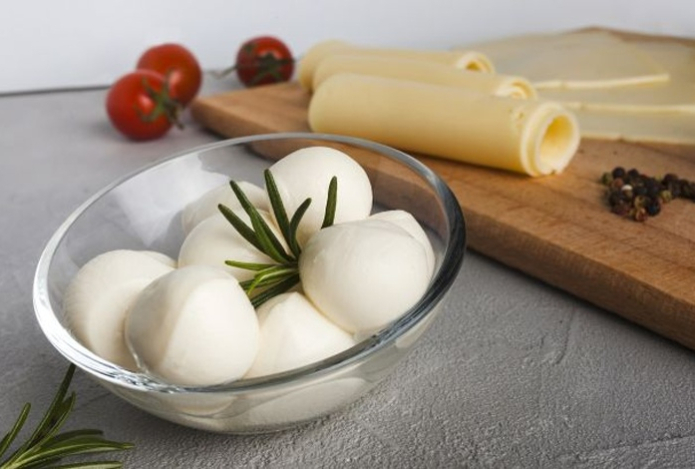 Вот почему не нужно выливать воду из моцареллы