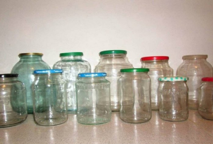 Почему не надо выбрасывать пустые банки — семь оригинальных идей для кухни и дома
