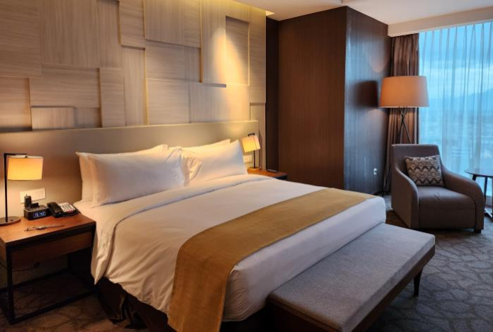 Вопрос, волнующий соцсети — почему кровати в отелях так неудобно заправляют одеялами