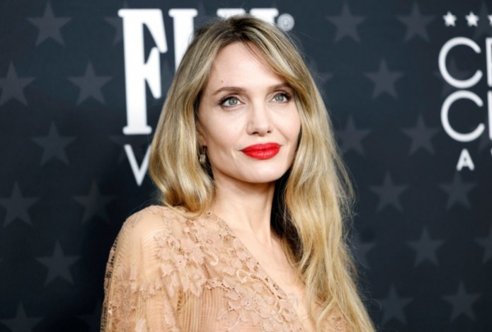 Названа знаменитость с самыми красивыми бровями