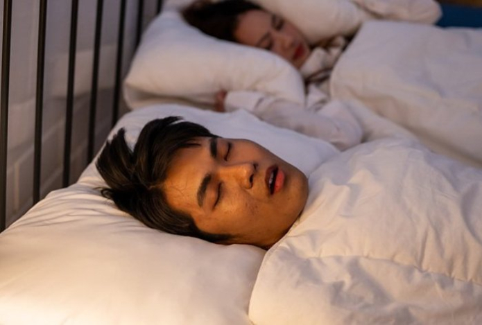 Названа причина пробуждения с плохим запахом изо рта