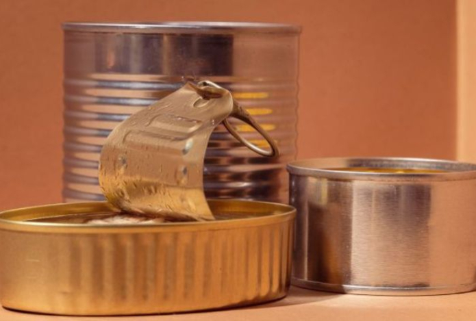 «Немедленно выбрасывайте». Назван признак у консервов с угрозой для здоровья