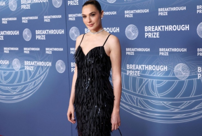 Галь Гадот показала фигуру в купальнике. Фото