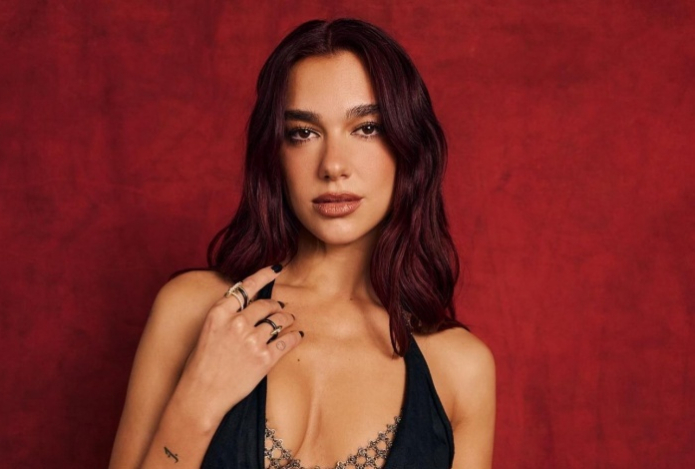 Дуа Липа показала идеальную фигуру в боди. Фото