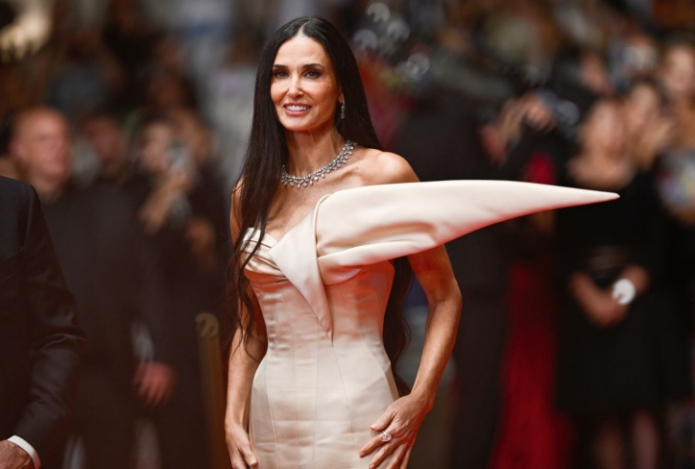 Деми Мур вышла в свет в роскошном макси-платье. Фото