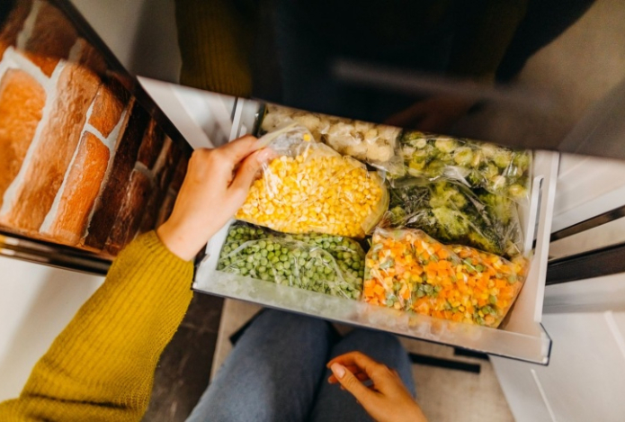 Названы пять продуктов, которые опасно готовить прямо из морозилки